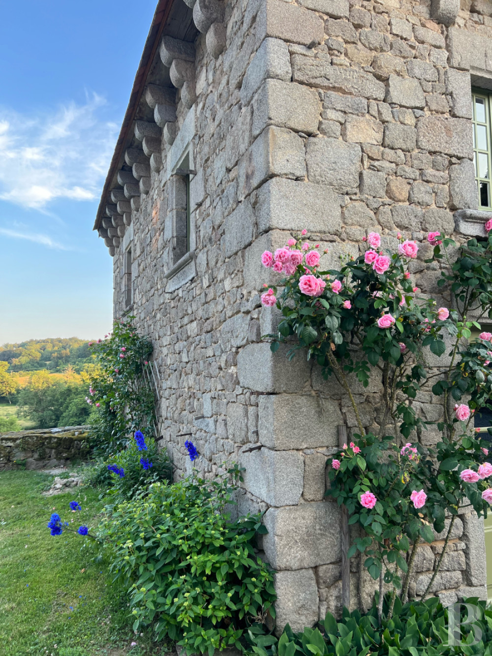 En Limousin, dans le sud-est de la Creuse et à proximité d’Aubusson, un logis indépendant du 17e siècle au centre d’une place forte médiévale,  - photo  n°28